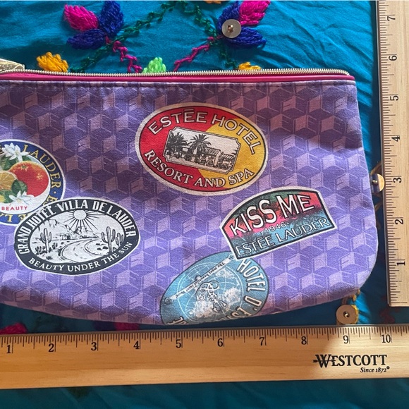 Large Estée Lauder cosmetic bag. Measures apx 9 x 6“. Excellent condition. - Picture 4 of 5